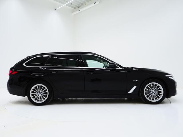BMW 5-SERIE Touring 530e xDrive | Leder | Trekhaak | Camera | Adaptive Cruise | Stoelverwarming | DAB | Carplay