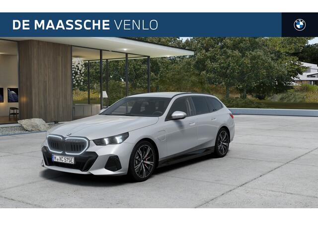 BMW 5-SERIE Touring 530e M Sport Automaat / Trekhaak / Achteruitrijcamera / Adaptieve LED / M Sportonderstel / Stoelverwarming / Stuurverwarming