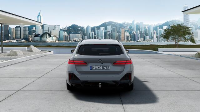 BMW 5-SERIE Touring 530e M Sport Automaat / Trekhaak / Achteruitrijcamera / Adaptieve LED / M Sportonderstel / Stoelverwarming / Stuurverwarming