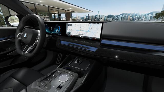 BMW 5-SERIE Touring 530e M Sport Automaat / Panoramadak / Trekhaak / Bowers & Wilkins / Parking Assistant Plus / Adaptieve LED / Comfortstoelen / Stuurverwarming