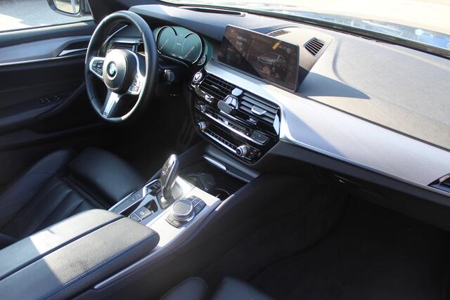 BMW 5-SERIE 530e iPerformance Executive M-Sport Panoramadak/Head-Up Display/Apple carplay/Sfeerverlichting/Navigatie/Achteruitrijcamera/Stoelverwarming/Parkeersensoren Voor+Achter/Cruise Control/Sport Stoelen/Voorstoelen Elektrisch/Elektrische achterklep