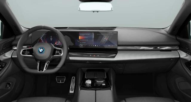 BMW 5-SERIE Touring 530e M Sport pro - Panoramadak - Driving Assistant Professional - head up - Stoelventilatie - stoelverwarming voor/achter - BMW Iconic Glow - Getinte Ruiten - Comfort Access - Active Guard -