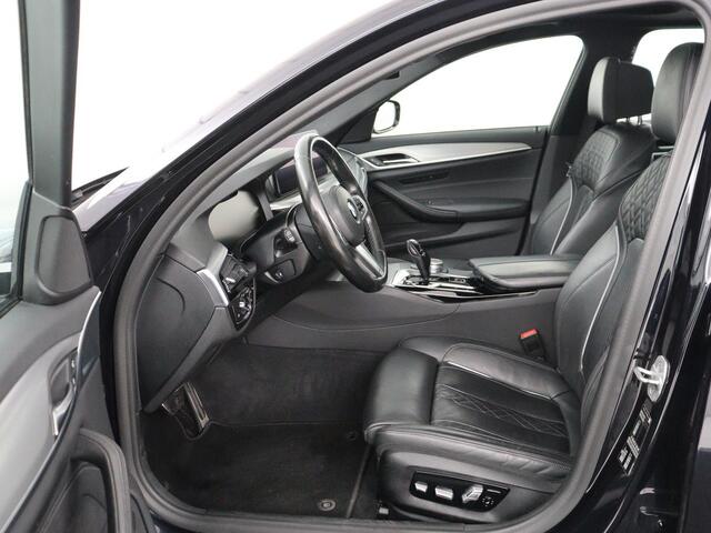 BMW 5-SERIE 530d M Sport | Schuifdak | Head-Up | Nappaleder | Trekhaak | Adaptive cruise | Laserlicht | Camera | Stoelverwarming | Navigatie | 20'' | Sfeerverlichting | Park Assist | Origineel NL