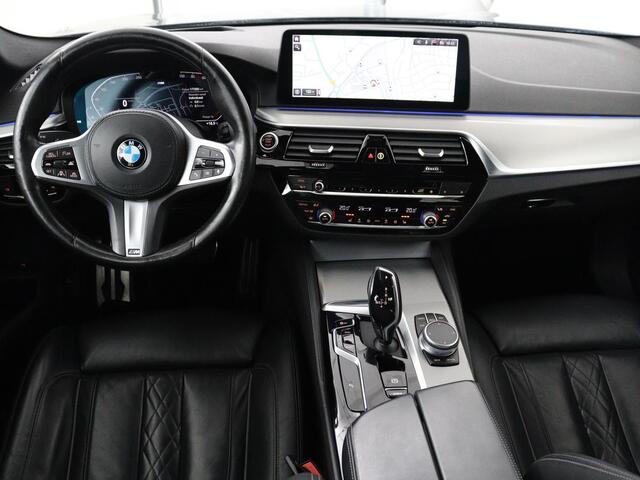 BMW 5-SERIE 530d M Sport | Schuifdak | Head-Up | Nappaleder | Trekhaak | Adaptive cruise | Laserlicht | Camera | Stoelverwarming | Navigatie | 20'' | Sfeerverlichting | Park Assist | Origineel NL