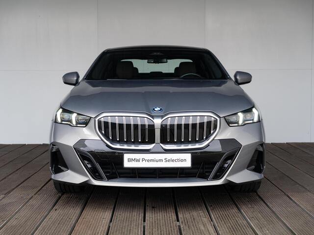 BMW 5-SERIE Sedan 530e | M Sportpakket | Glazen Panoramadak | Stuur- en stoelverwarming | Trekhaak Elektrisch | Harman Kardon | Leder