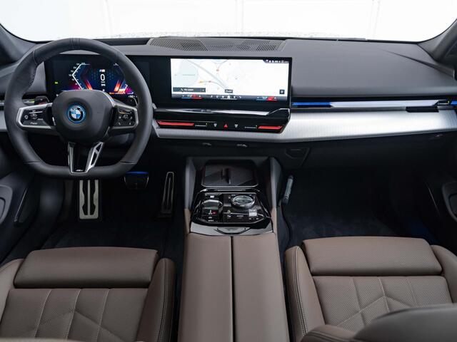 BMW 5-SERIE Sedan 530e | M Sportpakket | Glazen Panoramadak | Stuur- en stoelverwarming | Trekhaak Elektrisch | Harman Kardon | Leder