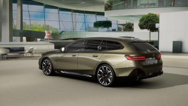 BMW 5-SERIE Touring 550e xDrive M Sport Automaat / Panoramadak / Trekhaak / Adaptief onderstel professional / Bowers & Wilkins / M Multifunctionele Stoelen / Parking Assistant Plus