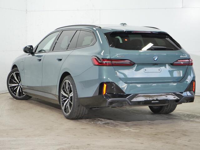 BMW 5-SERIE Touring 550e xDrive M-Sport Pro | 20" | Panorama | CoPilot | Bowers & Wilkins | Trekhaak |