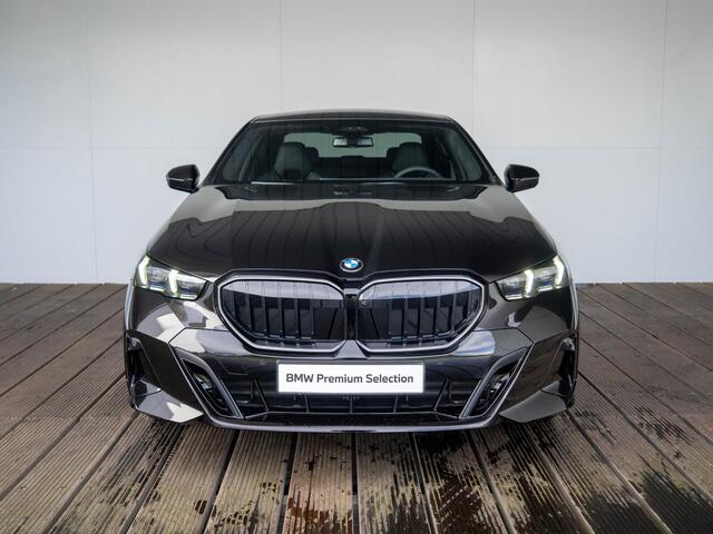 BMW 5-SERIE 550e xDrive | M Sportpakket Pro | Innovation Pack | Individual Ruby Black | Bowers & Wilkins | Stuurwielrand verwarmd | Comfort Access | Panoramadak | Stoelventilatie | Trekhaak