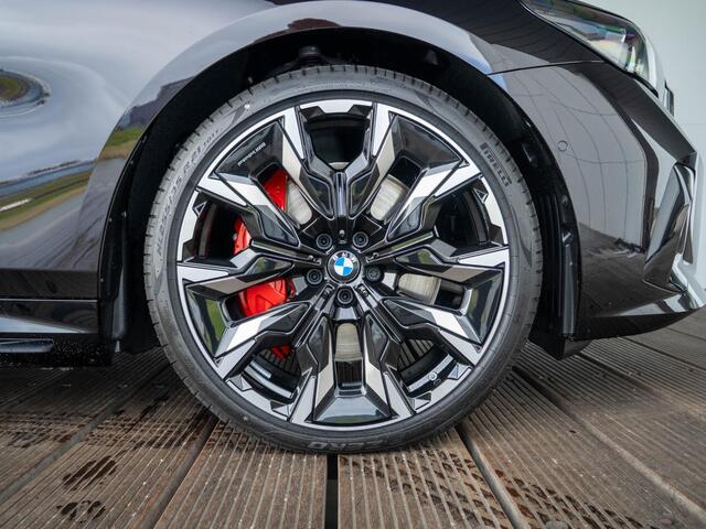 BMW 5-SERIE 550e xDrive | M Sportpakket Pro | Innovation Pack | Individual Ruby Black | Bowers & Wilkins | Stuurwielrand verwarmd | Comfort Access | Panoramadak | Stoelventilatie | Trekhaak