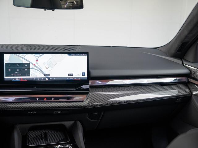 BMW 5-SERIE 550e xDrive | M Sportpakket Pro | Innovation Pack | Individual Ruby Black | Bowers & Wilkins | Stuurwielrand verwarmd | Comfort Access | Panoramadak | Stoelventilatie | Trekhaak