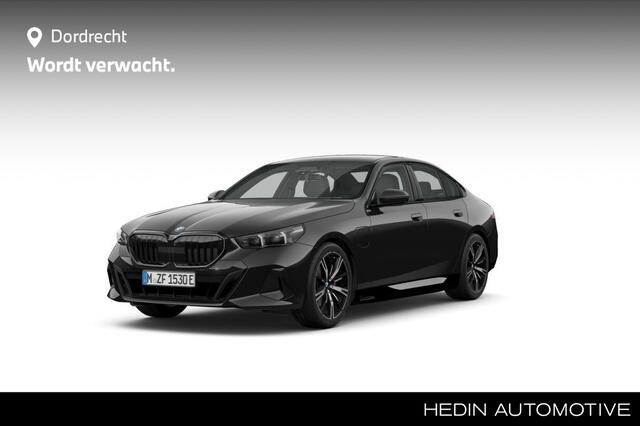 BMW 5-SERIE 530e M-Sport Pro | Pano | 20" | Trekhaak | Comfortzetels | Verwacht mei
