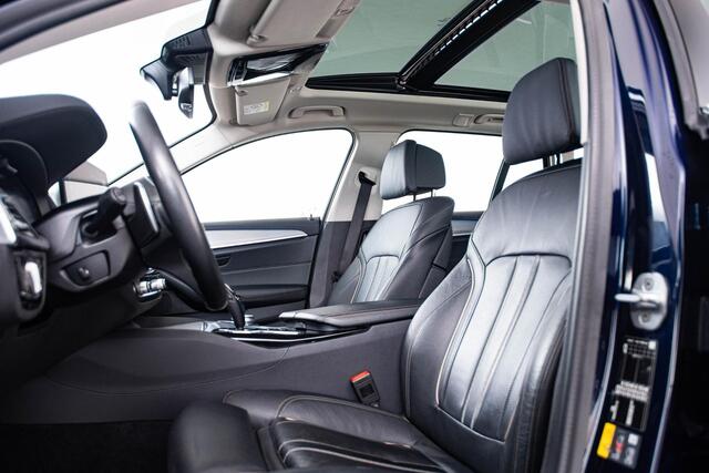 BMW 5-SERIE Touring 530e xDrive Luxury Line - Panoramadak - Driving Assistant Professional - Soft-Close - BMW Laserlight - Comfort Access - Head up - Comfortstoelen - Massage stoelen - Stuurwielrand verwarmd -