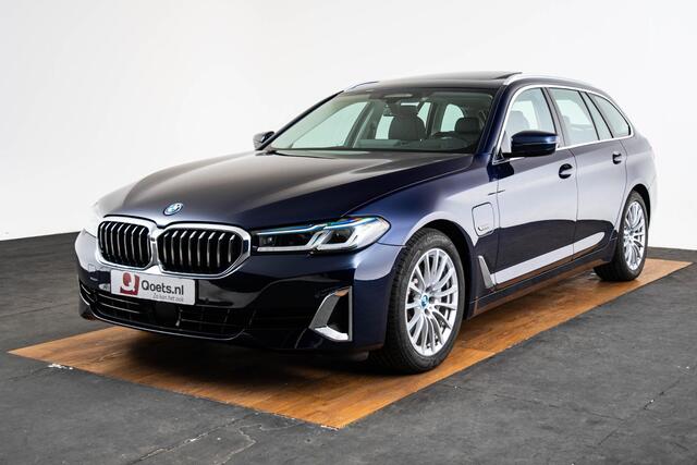 BMW 5-SERIE Touring 530e xDrive Luxury Line - Panoramadak - Driving Assistant Professional - Soft-Close - BMW Laserlight - Comfort Access - Head up - Comfortstoelen - Massage stoelen - Stuurwielrand verwarmd -