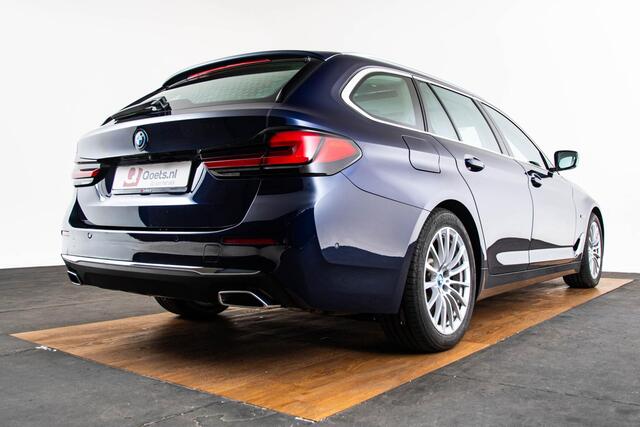 BMW 5-SERIE Touring 530e xDrive Luxury Line - Panoramadak - Driving Assistant Professional - Soft-Close - BMW Laserlight - Comfort Access - Head up - Comfortstoelen - Massage stoelen - Stuurwielrand verwarmd -