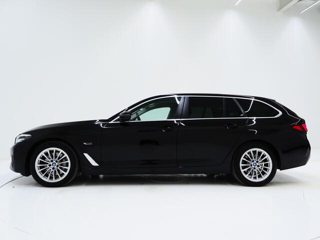 BMW 5-SERIE Touring 530e xDrive | Leder | Trekhaak | HUD | Camera | Memory | Stoelkoeling | DAB | Carplay