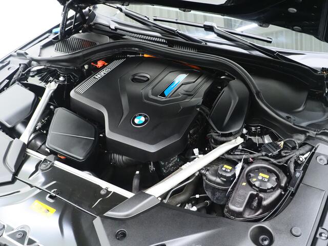 BMW 5-SERIE Touring 530e xDrive | Leder | Trekhaak | HUD | Camera | Memory | Stoelkoeling | DAB | Carplay