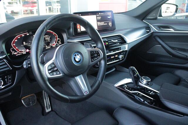 BMW 5-SERIE Touring 530e 292PK xDrive M-SPORT BUSINESS EDITION PLUS | PANORAMA SCHUIF/KANTEL DAK | HARMAN KARDON AUDIO SYSTEM | LEDEREN BEKLEDING DAKOTA SCHWARZ | COMFORT ACCESS | HEAD UP DISPLAY | ZONNESCHERM ZIJRUITEN | ADAPTIEVE LED KOPLAMPEN | DRIVING ASSISTANT P