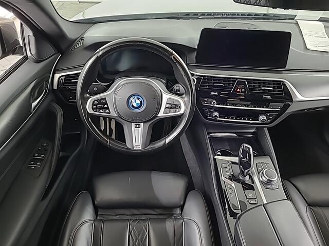 BMW 5-SERIE 520e Business Edition Plus M Sport | M Performance | Alvitgrau | Panoramadak | Laser | Stoelverwarming | Stuurverwarming | Camera | Adaptive Cruise Control | Apple Carplay | Navigatie | Elektrische Stoelen |