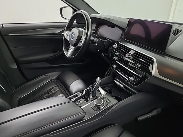 BMW 5-SERIE 520e Business Edition Plus M Sport | M Performance | Alvitgrau | Panoramadak | Laser | Stoelverwarming | Stuurverwarming | Camera | Adaptive Cruise Control | Apple Carplay | Navigatie | Elektrische Stoelen |