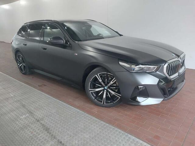 BMW 5-SERIE Touring 520d M-Sport | Frozen Mat Lak | 20" | CoPilot | Trekhaak |