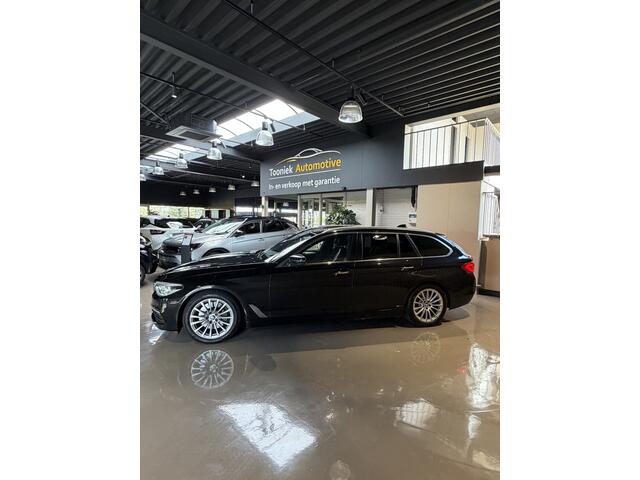 BMW 5-SERIE Touring 530i High Executive Leer Panorama Sportstoelen Navigatie 18 LMV