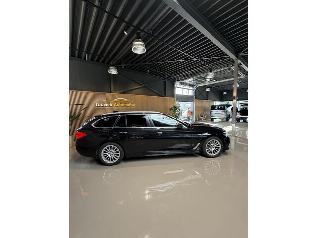 BMW 5-SERIE Touring 530i High Executive Leer Panorama Sportstoelen Navigatie 18 LMV