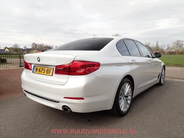 BMW 5-SERIE 530d xDrive Luxery Line SCHUIFDAK / CRUISE / CARPLAY / SPORTLEER / NAVI
