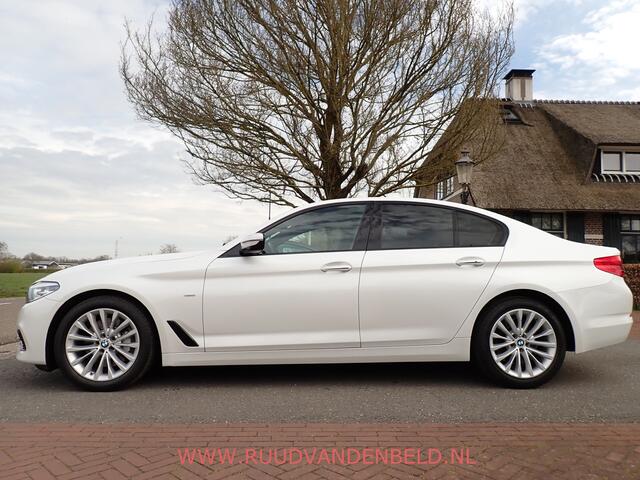 BMW 5-SERIE 530d xDrive Luxery Line SCHUIFDAK / CRUISE / CARPLAY / SPORTLEER / NAVI