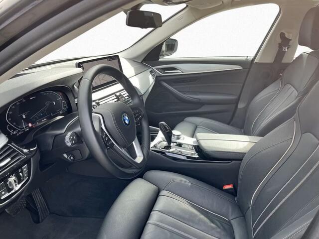 BMW 5-SERIE Touring 530e ** LASER, NAVI+, DAKOTA LEDER, PANORAMA, HuD, KEYLESS, MEM, 38k onder NP ** 1e EIG - UNFALLFREI - BMW GAR ** ** INFORMEER OOK NAAR ONZE AANTREKKELIJKE FINANCIAL-LEASE TARIEVEN **
