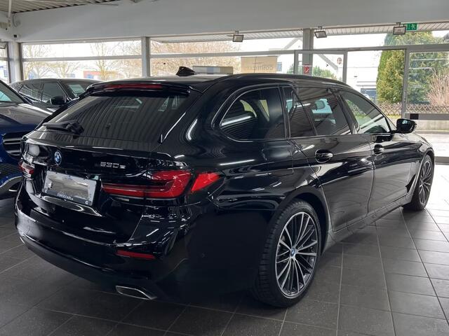 BMW 5-SERIE Touring 530e ** LED, NAVI+, LEDER, PANORAMA, ADAPT. CRUISE, SHADOW-LINE, 19-INCH LMV ** 1e EIG - UNFALLFREI ** ** INFORMEER OOK NAAR ONZE AANTREKKELIJKE FINANCIAL-LEASE TARIEVEN **