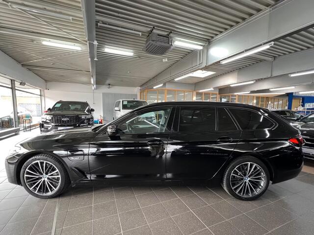 BMW 5-SERIE Touring 530e ** LED, NAVI+, LEDER, PANORAMA, ADAPT. CRUISE, SHADOW-LINE, 19-INCH LMV ** 1e EIG - UNFALLFREI ** ** INFORMEER OOK NAAR ONZE AANTREKKELIJKE FINANCIAL-LEASE TARIEVEN **