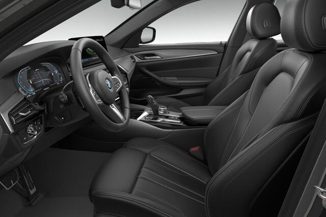 BMW 5-SERIE Touring 530e xDrive High Executive M-Sport / Driving Assistant Professional / Head-Up / Laserlight / Comfort Acces / Parking Assistant / Trekhaak Zwenkbaar