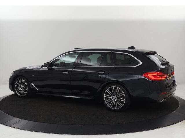 BMW 5-SERIE 520i M Sport | Panoramadak | Head-Up | 360 Camera | Leder | Stoelverwarming | Carplay | Sfeerverlichting | Full LED | Park Assist | DAB | Live Cockpit | Sportstoelen | Navigatie | Dodehoek detectie