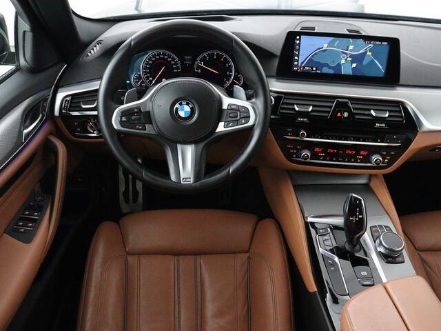 BMW 5-SERIE 520i M Sport | Panoramadak | Head-Up | 360 Camera | Leder | Stoelverwarming | Carplay | Sfeerverlichting | Full LED | Park Assist | DAB | Live Cockpit | Sportstoelen | Navigatie | Dodehoek detectie