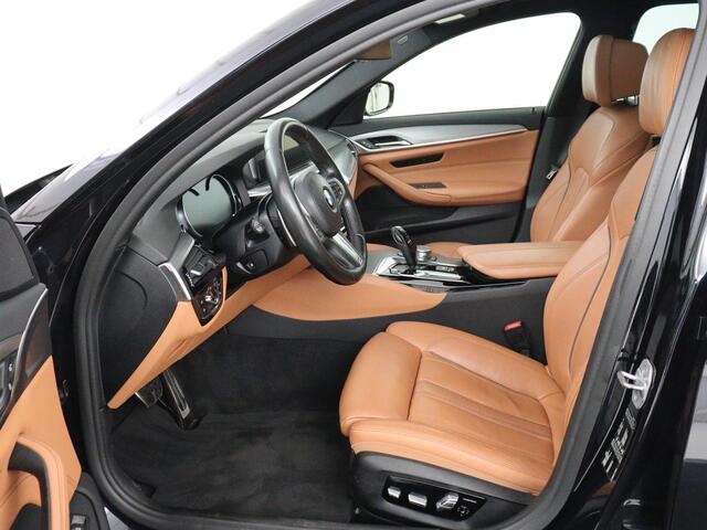 BMW 5-SERIE 520i M Sport | Panoramadak | Head-Up | 360 Camera | Leder | Stoelverwarming | Carplay | Sfeerverlichting | Full LED | Park Assist | DAB | Live Cockpit | Sportstoelen | Navigatie | Dodehoek detectie