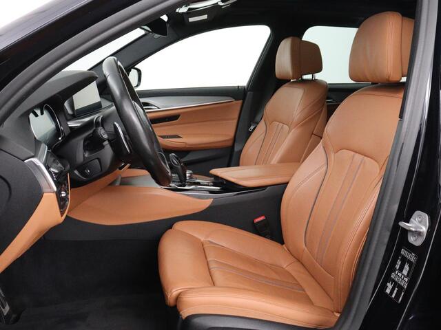 BMW 5-SERIE 520i M Sport | Panoramadak | Head-Up | 360 Camera | Leder | Stoelverwarming | Carplay | Sfeerverlichting | Full LED | Park Assist | DAB | Live Cockpit | Sportstoelen | Navigatie | Dodehoek detectie