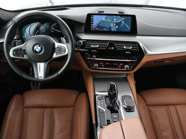 BMW 5-SERIE 520i M Sport | Panoramadak | Head-Up | 360 Camera | Leder | Stoelverwarming | Carplay | Sfeerverlichting | Full LED | Park Assist | DAB | Live Cockpit | Sportstoelen | Navigatie | Dodehoek detectie