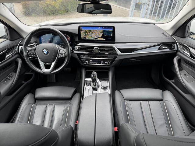 BMW 5-SERIE Touring 530i Luxury Line Pano-Dak | Trekhaak | Memory | Adapt. Cruise