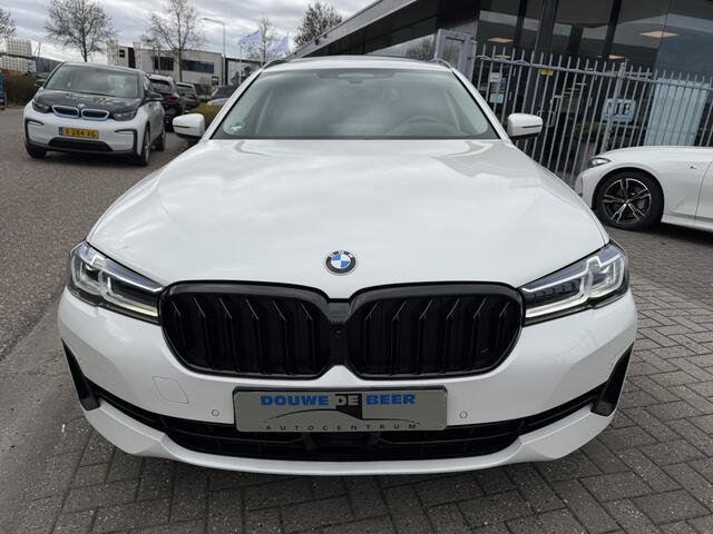 BMW 5-SERIE Touring 530i Luxury Line Pano-Dak | Trekhaak | Memory | Adapt. Cruise