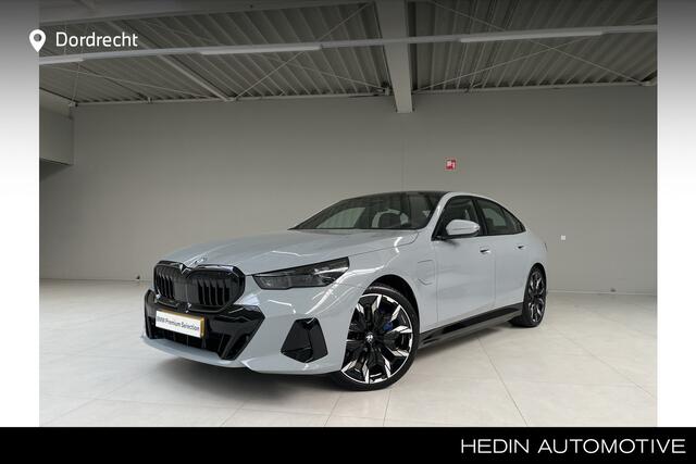 BMW 5-SERIE 550e xDrive I M Sportpakket I M Sportpakket Pro I Innovation Pack I Travel Pack I Glazen Panoramadak | Verwacht Juli