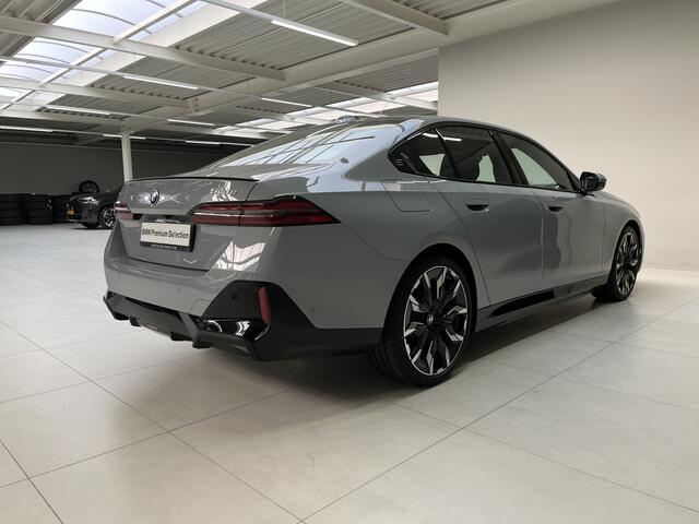 BMW 5-SERIE 550e xDrive I M Sportpakket I M Sportpakket Pro I Innovation Pack I Travel Pack I Glazen Panoramadak | Verwacht Juli