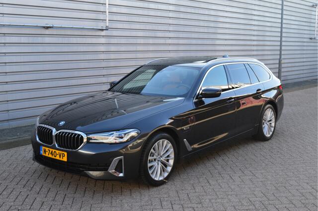 BMW 5-SERIE Touring 530e Business Edition Plus O.a: Pano, PDC, Carplay, Stoelverw, Navi, Clima, Etc. All-in prijs!