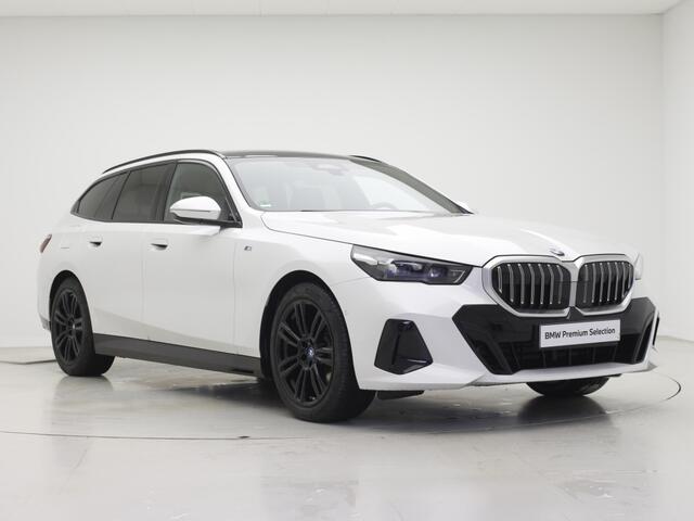 BMW 5-SERIE Touring 520i M-Sport | Driving Assistant Plus | Harman Kardon | Panorama | Standkachel | Trekhaak | Mild Hybid