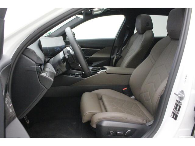 BMW 5-SERIE Touring 520i M-Sport | Driving Assistant Plus | Harman Kardon | Panorama | Standkachel | Trekhaak | Mild Hybid