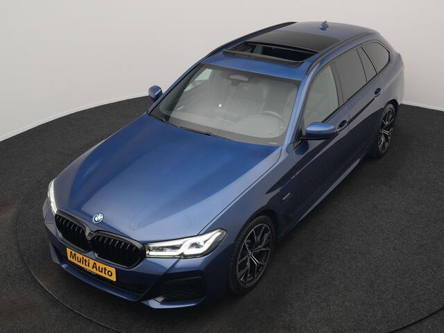 BMW 5-SERIE Touring 530e M Sport PHEV 293pk Dealer O.H. | Panodak | Adaptive Cruise | 360 Camera | Harman / Kardon | Lederen Comfortzetels Memory & Verwarmd | Adaptive LED | Apple Carplay | Blis | Sfeerverlichting | Navigatie | DAB | Plug In Hybrid |