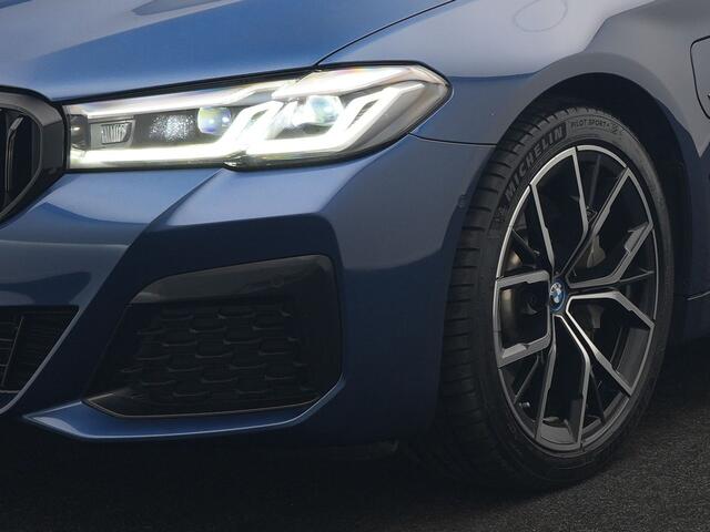 BMW 5-SERIE Touring 530e M Sport PHEV 293pk Dealer O.H. | Panodak | Adaptive Cruise | 360 Camera | Harman / Kardon | Lederen Comfortzetels Memory & Verwarmd | Adaptive LED | Apple Carplay | Blis | Sfeerverlichting | Navigatie | DAB | Plug In Hybrid |