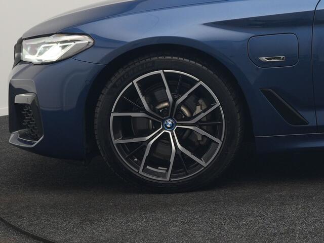 BMW 5-SERIE Touring 530e M Sport PHEV 293pk Dealer O.H. | Panodak | Adaptive Cruise | 360 Camera | Harman / Kardon | Lederen Comfortzetels Memory & Verwarmd | Adaptive LED | Apple Carplay | Blis | Sfeerverlichting | Navigatie | DAB | Plug In Hybrid |