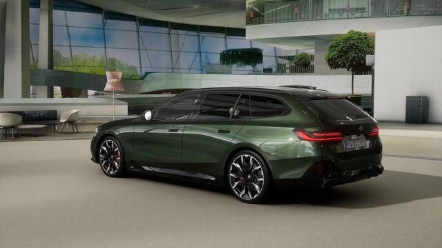 BMW 5-SERIE Touring 550e xDrive M Sport Automaat / Panoramadak / Trekhaak / Bowers & Wilkins / M Multifunctionele Stoelen / Adaptief onderstel professional / Parking Assistant Plus