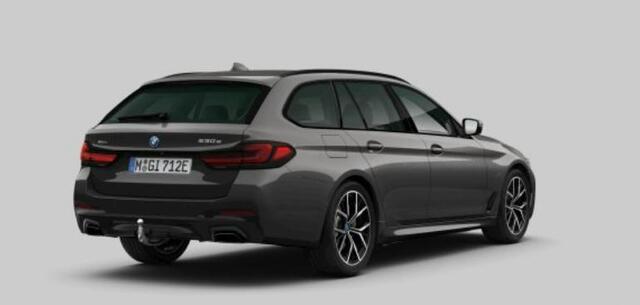 BMW 5-SERIE Touring 530e xDrive M Sport - Trekhaak - Driving Assistant Professional - Head up - Harman Kardon - Comfort Access - Getinte ruiten - Sportstoelen - Elektrisch verwarmde voorstoelen -